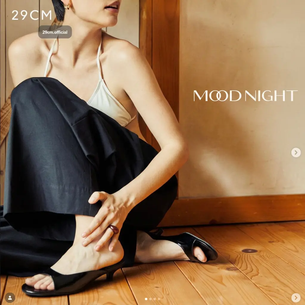 MOOD NIGHT & XINZIRAIN — Sandali con tacco basso in pelle verniciata nera